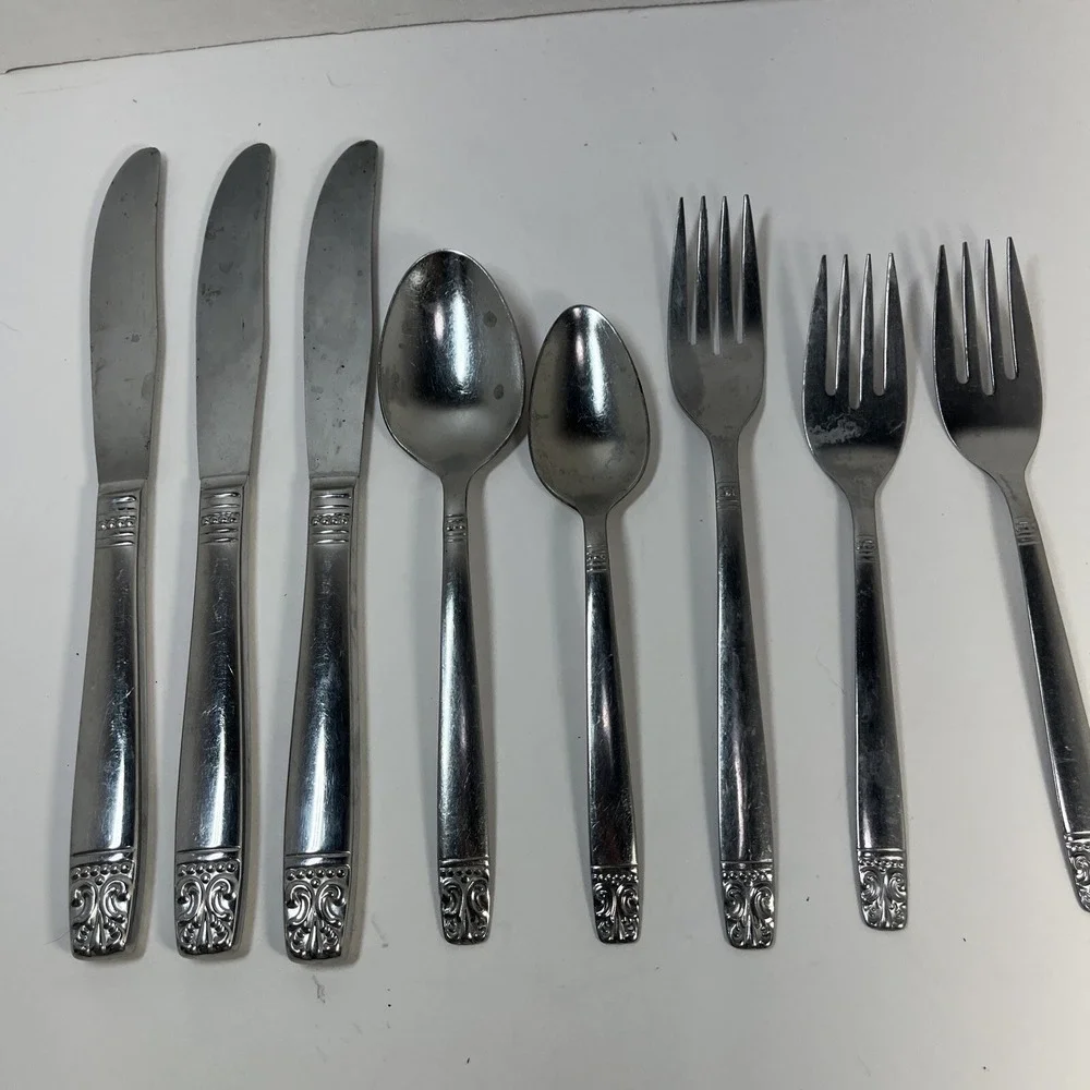 Set of 8 Oneida AZTEC ENCORE pattern stainless dinner  Wm Rogers